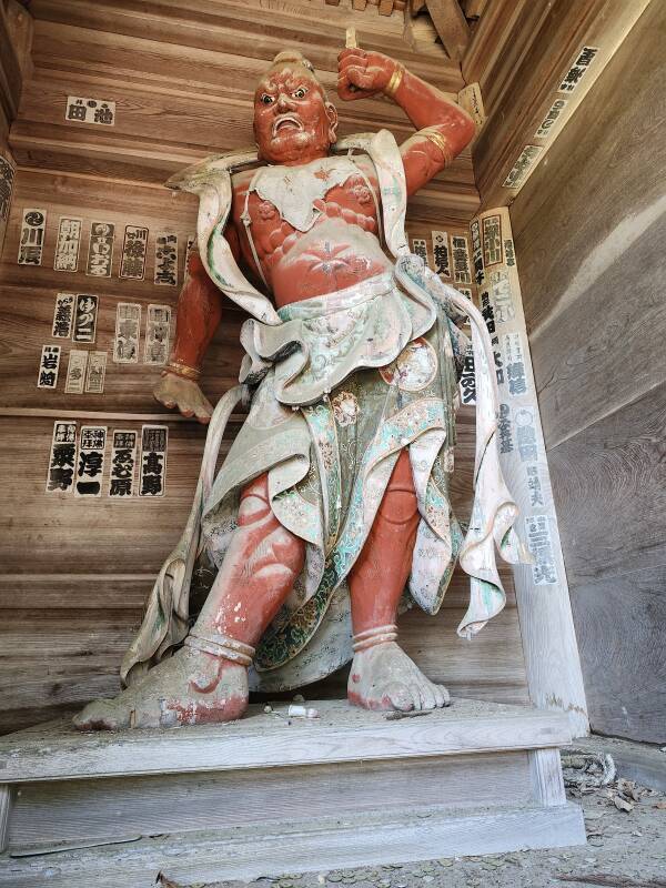 Niō guardian figure inside the gate.