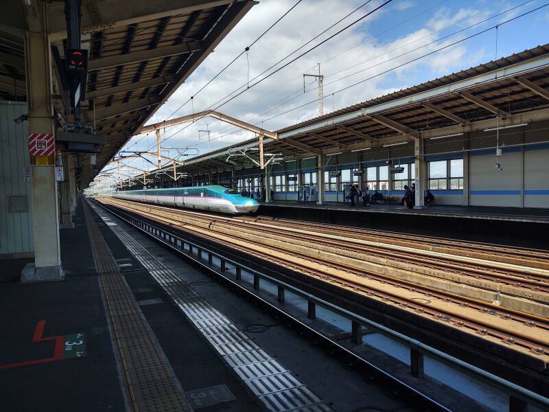 Tōkyō-bound Shinkansen pulling in at Koriyama Station.