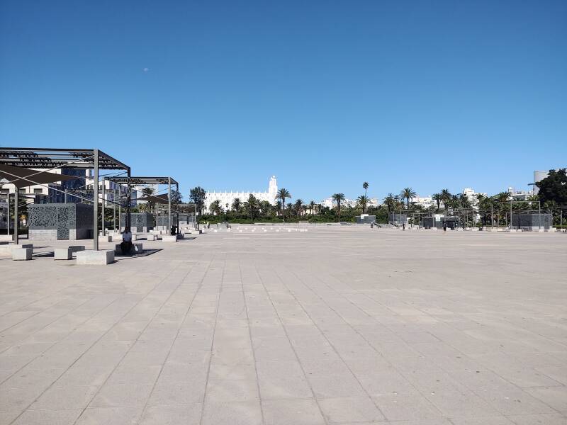 Looking west over the Parc de la Ligue Arabe to the decommissioned Cathédrale du Sacré Coeur in Casablanca.