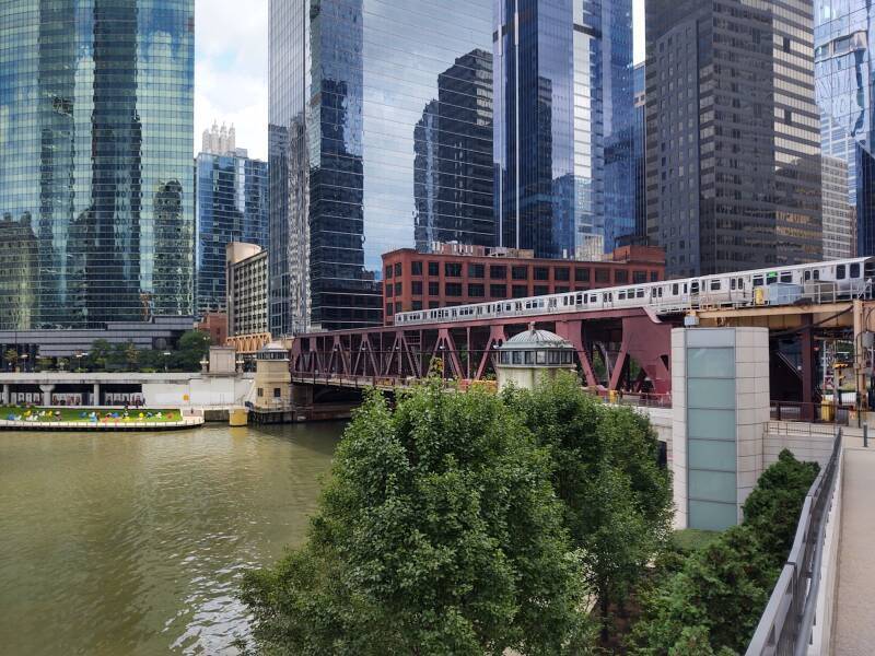 El train crossing the Chicago River toward the Loop.