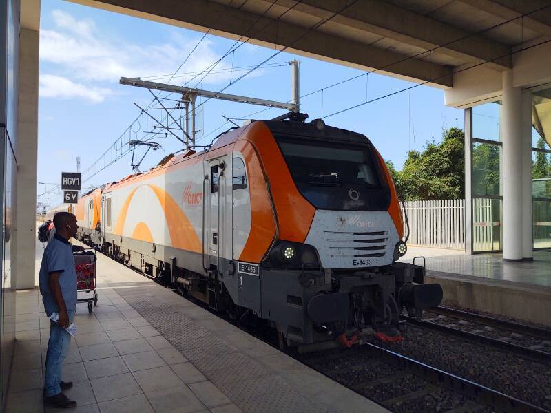 My train arrives at the Kenitra train station.