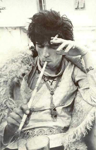 Keith Richards smoking kif in a sibsi.
