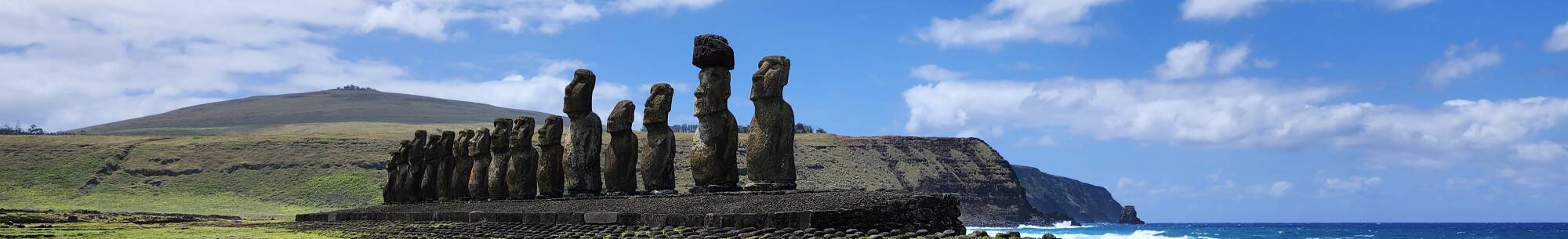 Fifteen mo'ai on the ahu at Toŋariki.