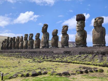 Fifteen mo'ai at Ahu Toŋariki.