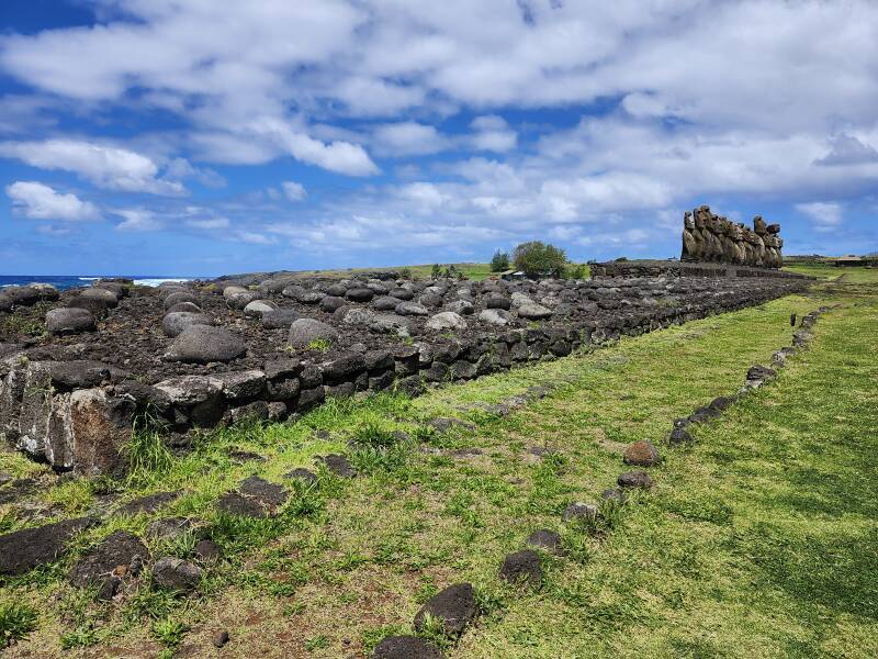 Fifteen mo'ai on the ahu at Toŋariki.