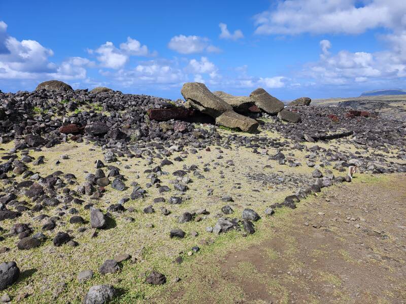 Toppled mo'ai at Akahaŋa.