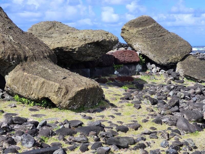 Red stone with petroglyphs at Akahaŋa.