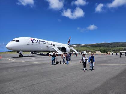 Passengers leaving a Latam B-787-9 at Aeropuerto Internacional Mataveri on Rapa Nui.