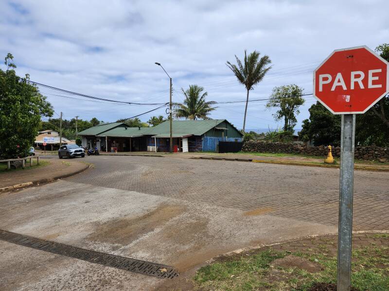 Tu'u Koihu, a road in Haŋa Roa.