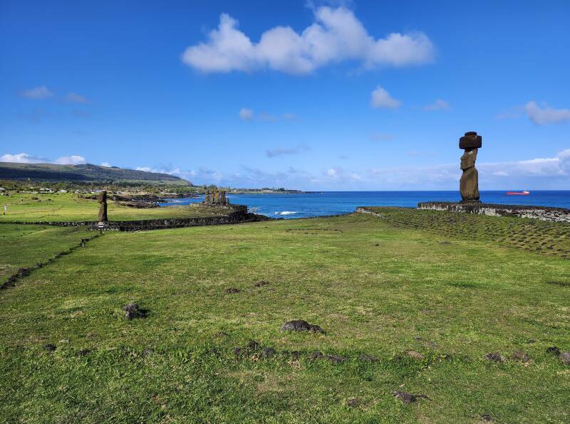 Multiple mo'ai and ahu along the coast north of Haŋa Roa.