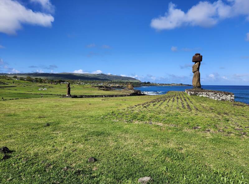 Multiple mo'ai and ahu along the coast north of Haŋa Roa.