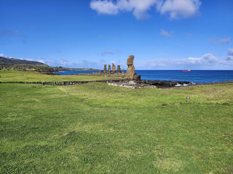 Multiple mo'ai and ahu along the coast north of Haŋa Roa.