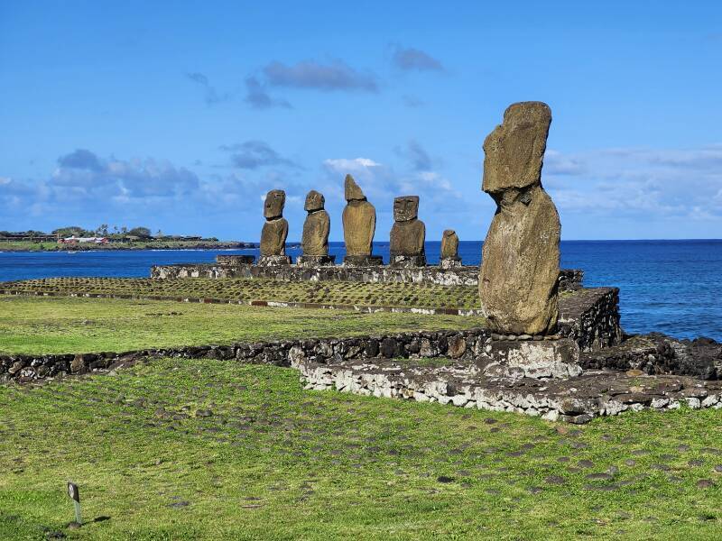 Multiple mo'ai and ahu along the coast north of Haŋa Roa.