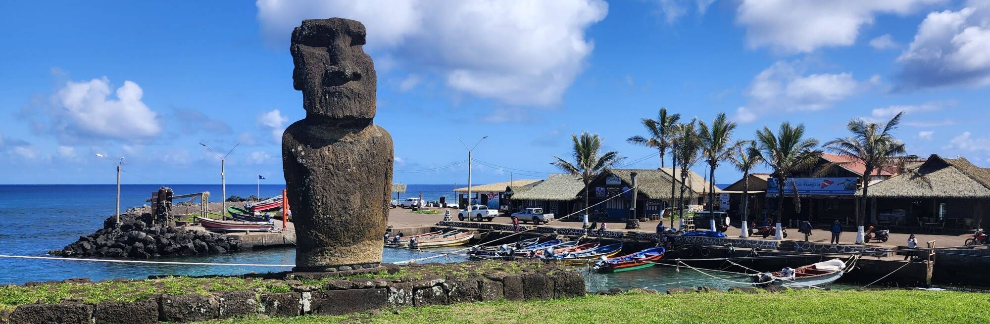 Mo'ai at the fishing port in Haŋa Roa.