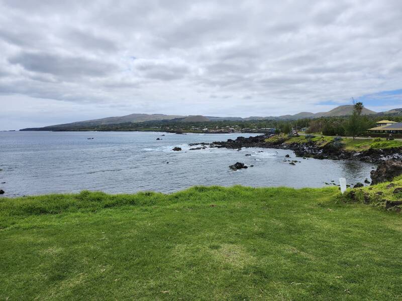 View north along the coast past Haŋa Roa.