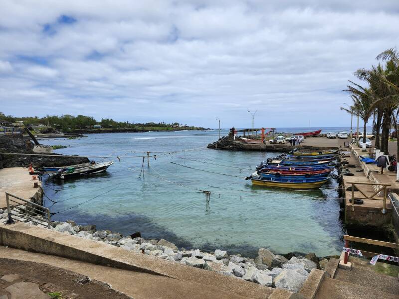 Fishing boats at the fishing port in Haŋa Roa.