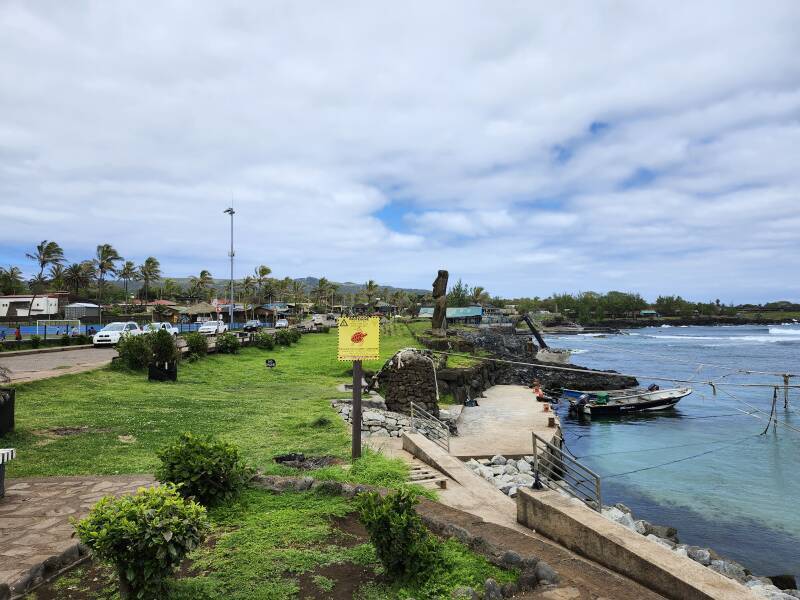 Boats and a mo'ai at the fishing port in Haŋa Roa.