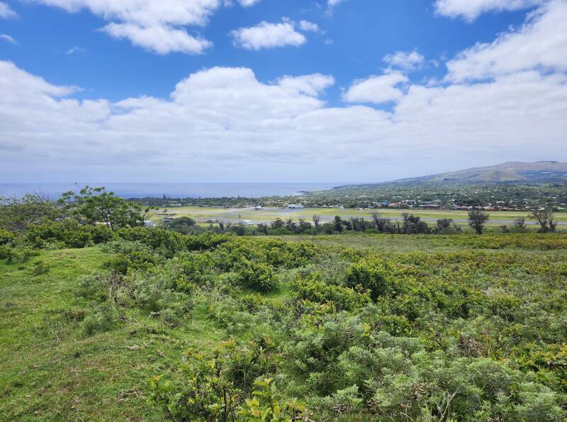 Mateveri Airport and the town of Haŋa Roa.