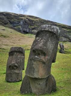 Mo'ai at the quarry on the slopes of Rano Raraku.