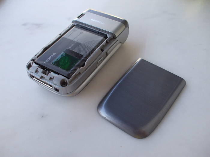 Back cover removed on a Nokia 6086 GSM phone.