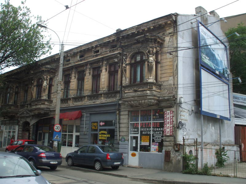 Building between Bucureşti Gară de Nord train station and Piaţa Victoriei in Bucharest, Romania.