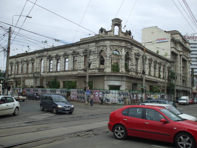 Building between Bucureşti Gară de Nord train station and Piaţa Victoriei in Bucharest, Romania.