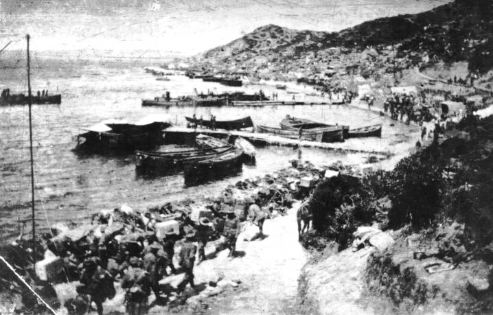 New Zealand soldiers at Anzac Cove in 1915, from https://commons.wikimedia.org/wiki/File:Anzac_Cove_1915.jpg