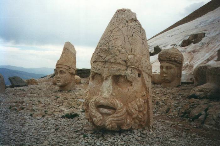 Monumental stone heads at the summit of Nemrut Dağı.