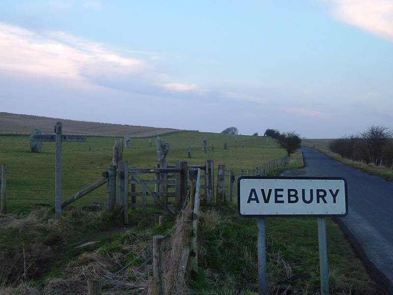 The B 4003 road into Avebury parallels The Avenue.
