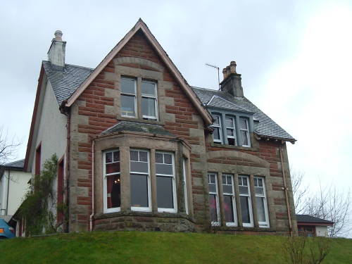 Exterior of Fort William Backpackers.