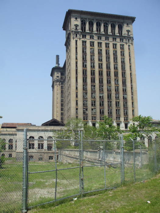 Left end and rear of Detroit's Michigan Central Station.