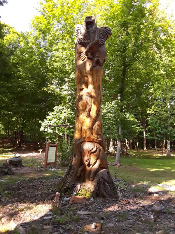 Carved 'Spirit Tree' at Waapaahšiki Siipiiwi Mounds Historical Park, made by chainsaw carvers Jim Robert and Isaac Busby.