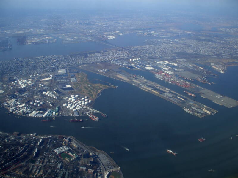 Approach to New York LaGuardia: Port Jersey and MOTBY in New Jersey.