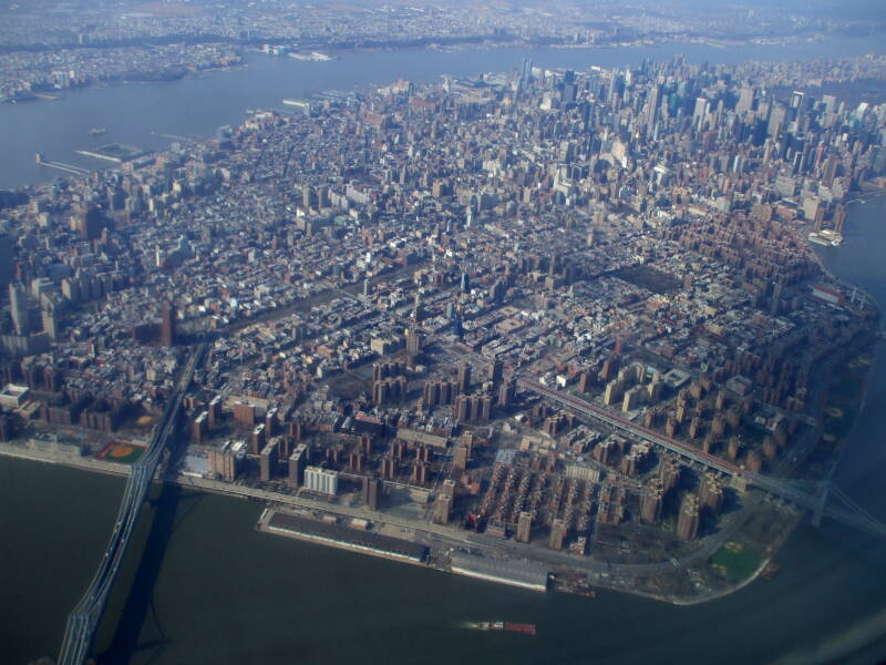 Approach to New York LaGuardia: Manhattan: Manhattan Bridge, Williamsburg Bridge, Greenwich Village up to Midtown.