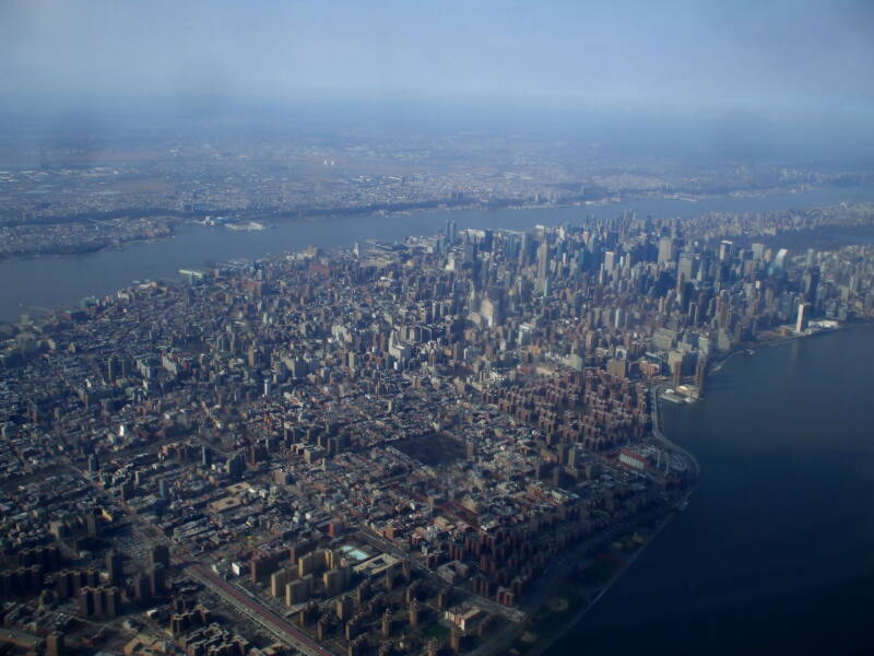 Approach to New York LaGuardia: Midtown Manhattan.