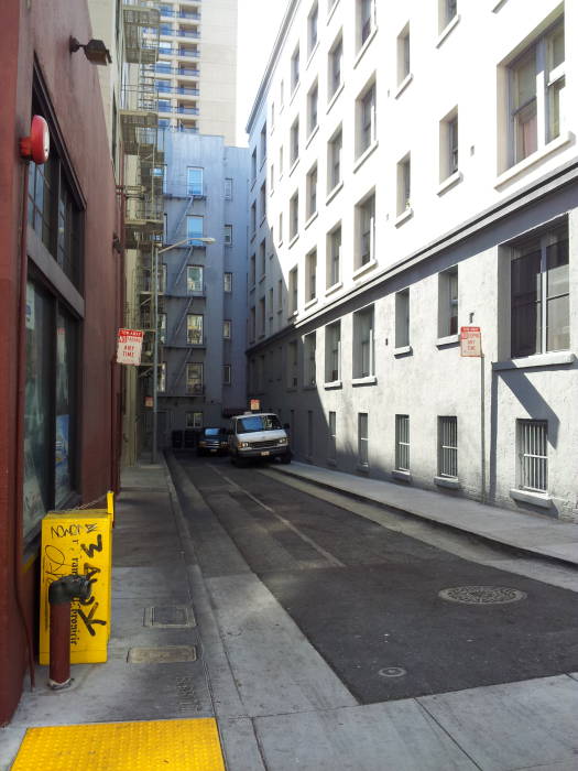 The short dead-end alleyway of Burritt Street where Brigid O'Shaughnessy killed Miles Archer.
